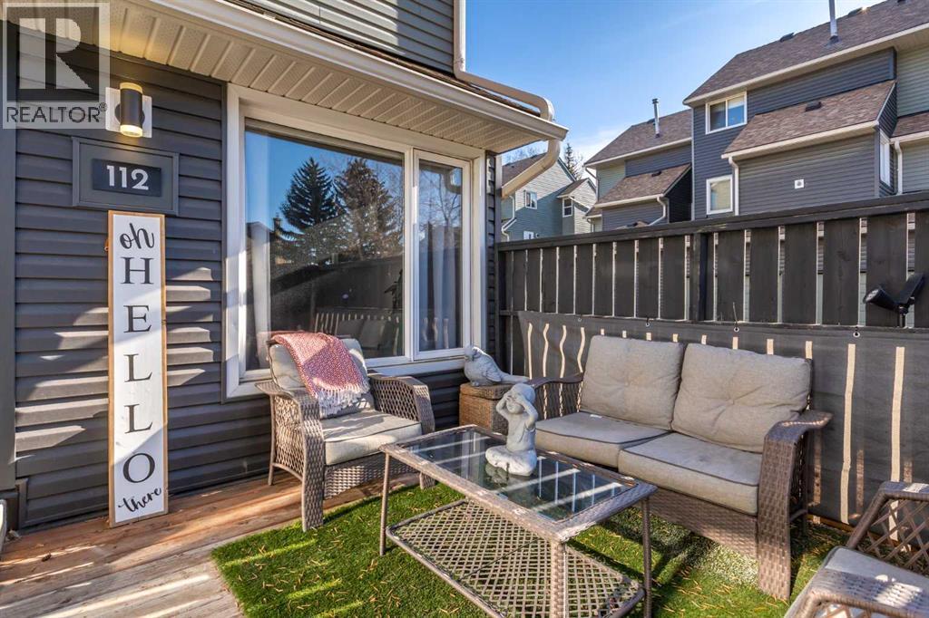 Row / Townhouse for Sale in 112, 25 Glamis Green SW|Calgary, Alberta T3E6V1 2