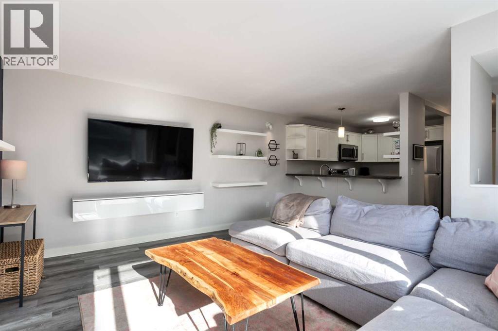 Row / Townhouse for Sale in 112, 25 Glamis Green SW|Calgary, Alberta T3E6V1 5