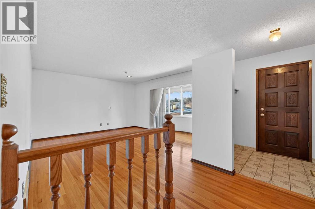 House for Sale in 7228 Huntridge Hill NE|Calgary, Alberta T2K4A5 4