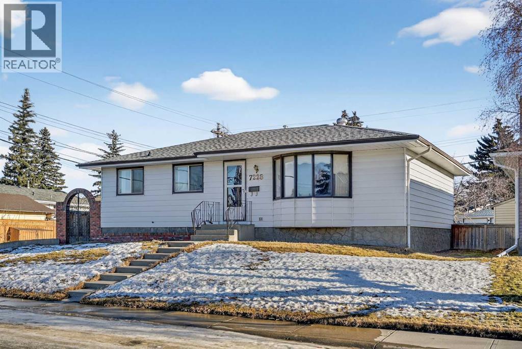 House for Sale in 7228 Huntridge Hill NE|Calgary, Alberta T2K4A5 2