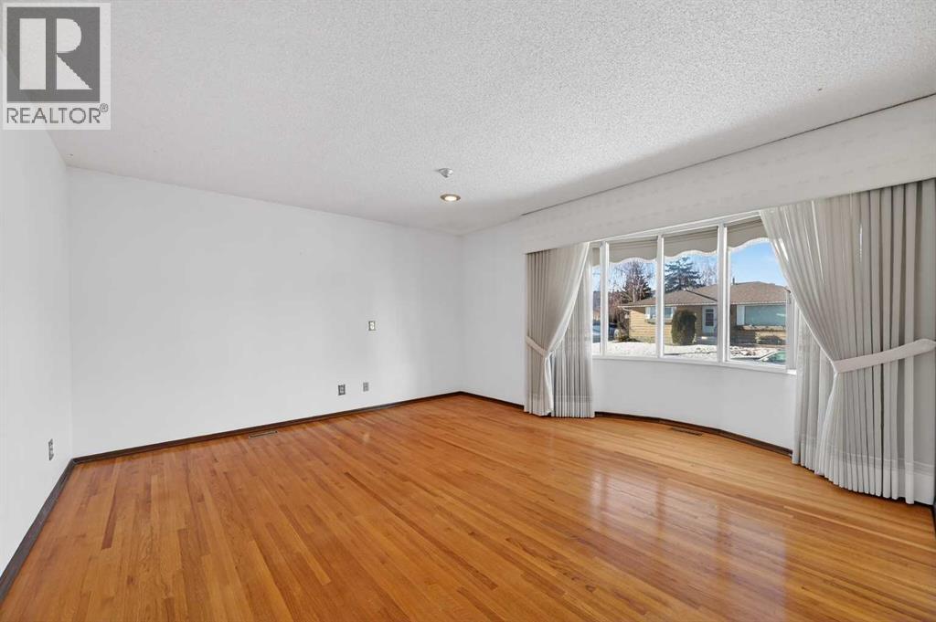 House for Sale in 7228 Huntridge Hill NE|Calgary, Alberta T2K4A5 5