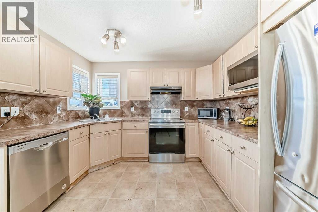 Duplex for Sale in 79 Saddlebrook Common NE|Calgary, Alberta T3J0J6 4