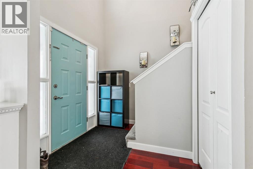 House for Sale in 107 Sunbank Way SE|Calgary, Alberta T2X2A5 2