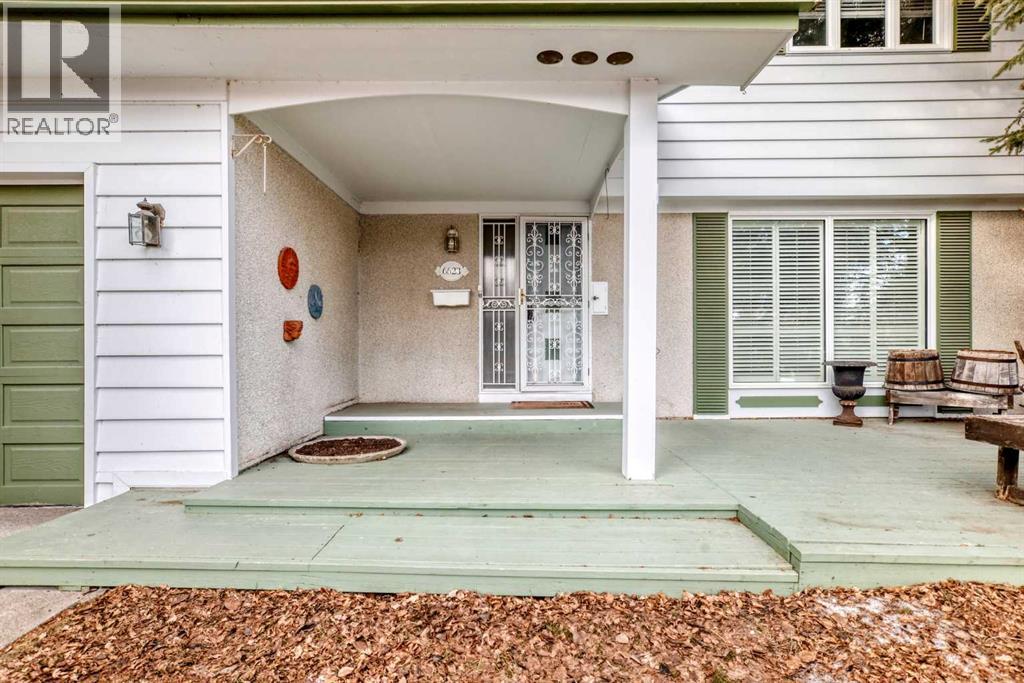 House for Sale in 6623 Lethbridge Crescent SW|Calgary, Alberta T3E6A5 4