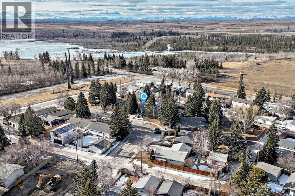 House for Sale in 6623 Lethbridge Crescent SW|Calgary, Alberta T3E6A5 2