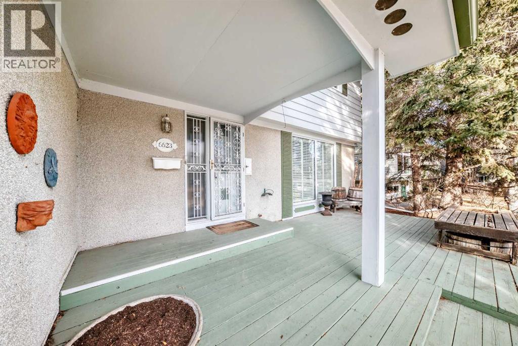 House for Sale in 6623 Lethbridge Crescent SW|Calgary, Alberta T3E6A5 5