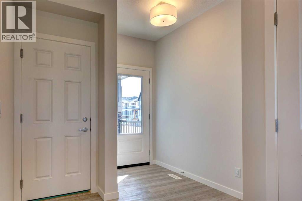 House for Sale in 98 Silver Spruce Road SW|Calgary, Alberta T2X6A7 3