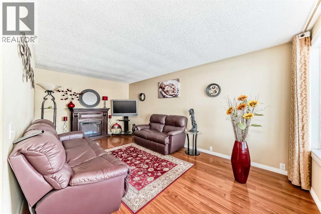 House for Sale in 208 Bracewood Road SW|Calgary, Alberta T2W3C1 2