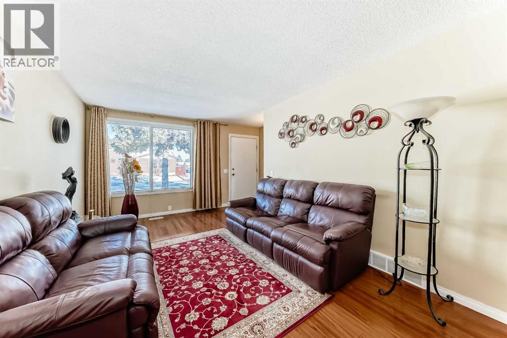 House for Sale in 208 Bracewood Road SW|Calgary, Alberta T2W3C1 3