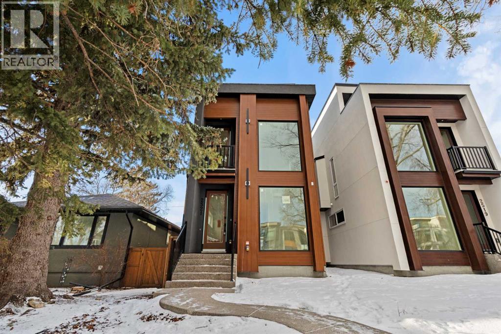 House for Sale in 2521 19A Street|Calgary, Alberta T2T4Z1 2