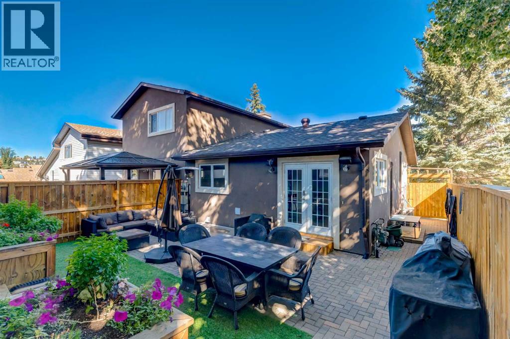 Duplex for Sale in 5001 30 Avenue SW|Calgary, Alberta T3E6P9 2