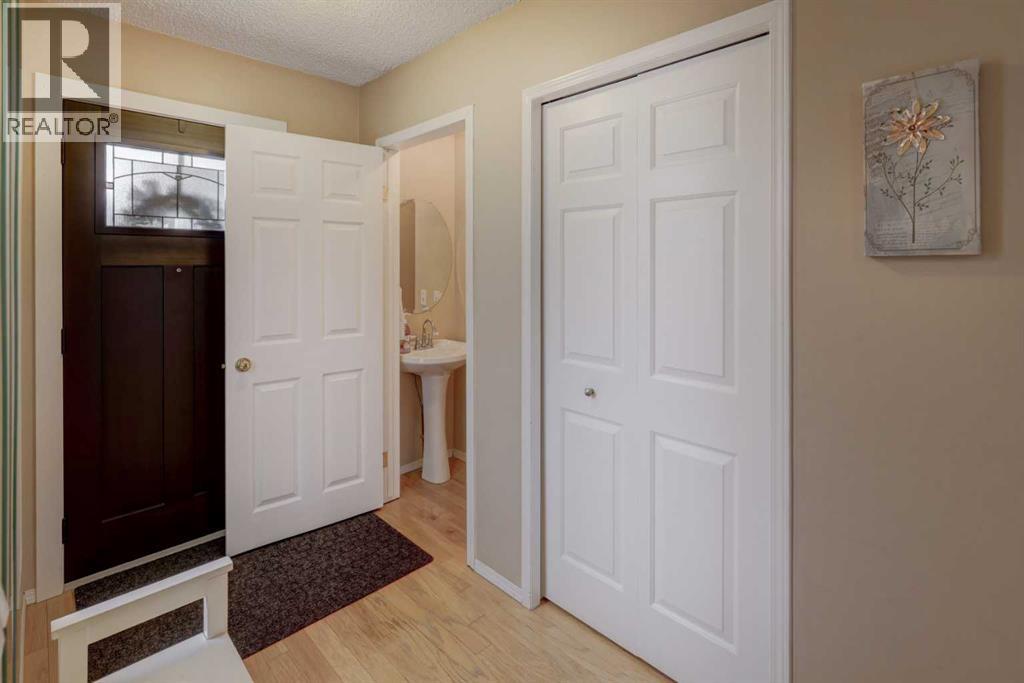 House for Sale in 135 Coverdale Court NE|Calgary, Alberta T3K4J7 4