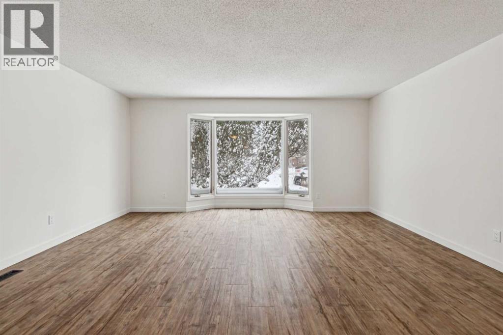 House for Sale in 220 Templeby Place NE|Calgary, Alberta T1Y5H1 3