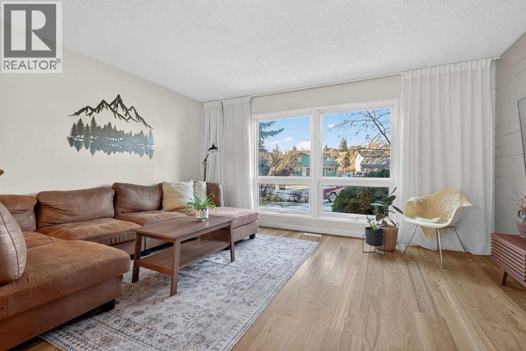 Duplex for Sale in 10 Deer Lane Bay SE|Calgary, Alberta T2J5S8 4