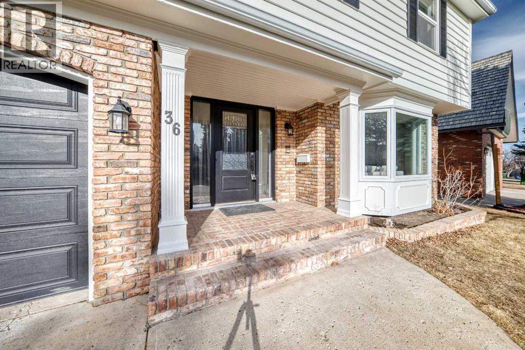 House for Sale in 36 Stradbrooke Way SW|Calgary, Alberta T3H1S5 2