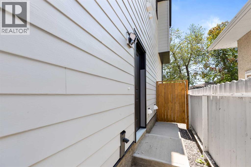 Duplex for Sale in 7931 47 Avenue NW|Calgary, Alberta T3B1Z3 4