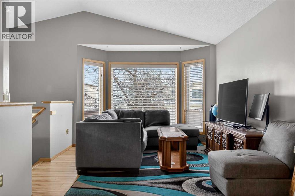 House for Sale in 40 Erin Circle SE|Calgary, Alberta T2B3H9 3