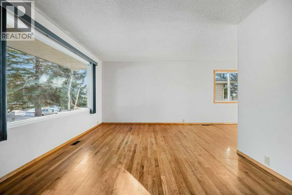 House for Sale in 5813 Dalcastle Crescent NW|Calgary, Alberta T3A1R7 5