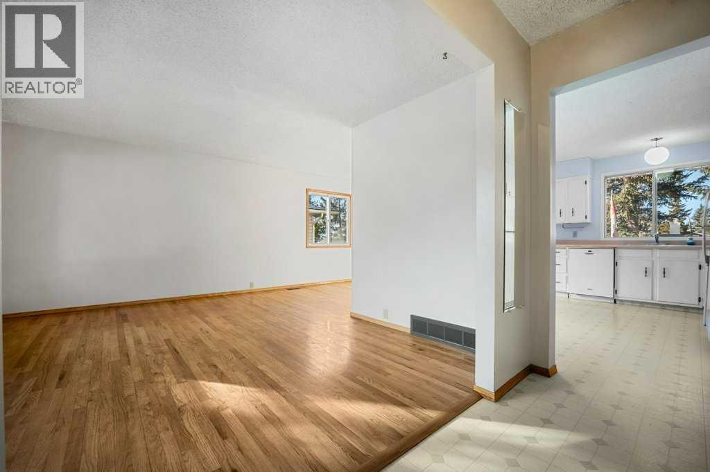 House for Sale in 5813 Dalcastle Crescent NW|Calgary, Alberta T3A1R7 3