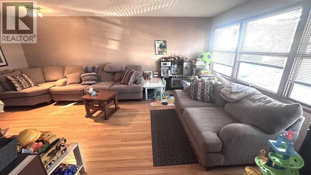 House for Sale in 6503 33 Avenue NW|Calgary, Alberta T3B1K9 5