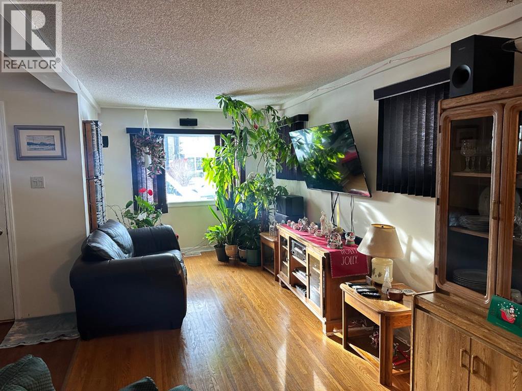 House for Sale in 334 3 Avenue NE|Calgary, Alberta T2E0H4 4