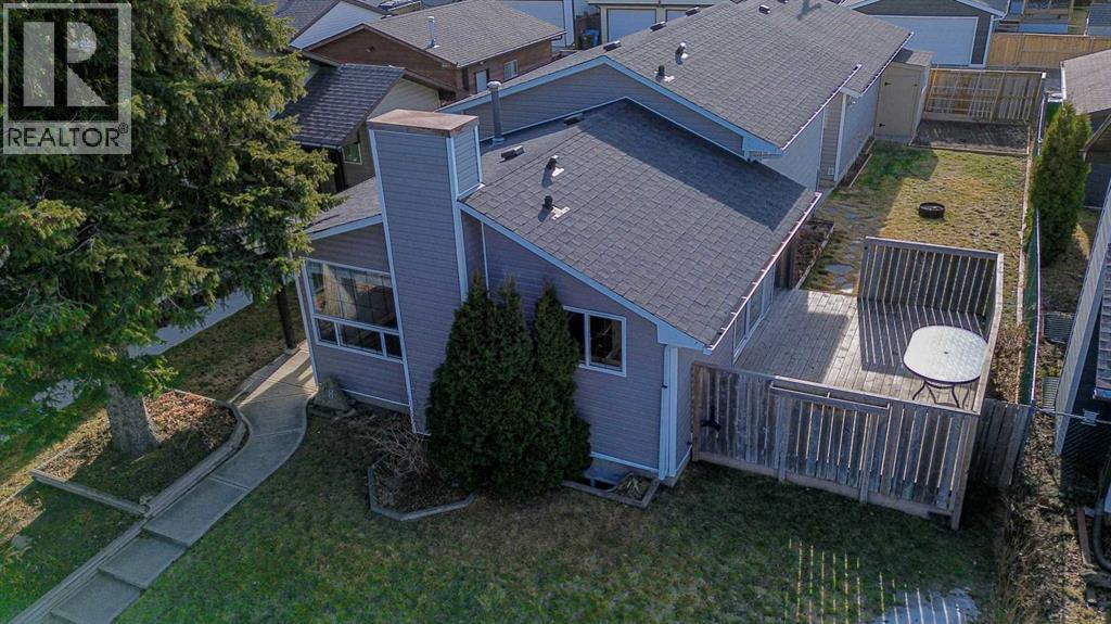 House for Sale in 28 Castleridge Crescent NE|Calgary, Alberta T3J1N7