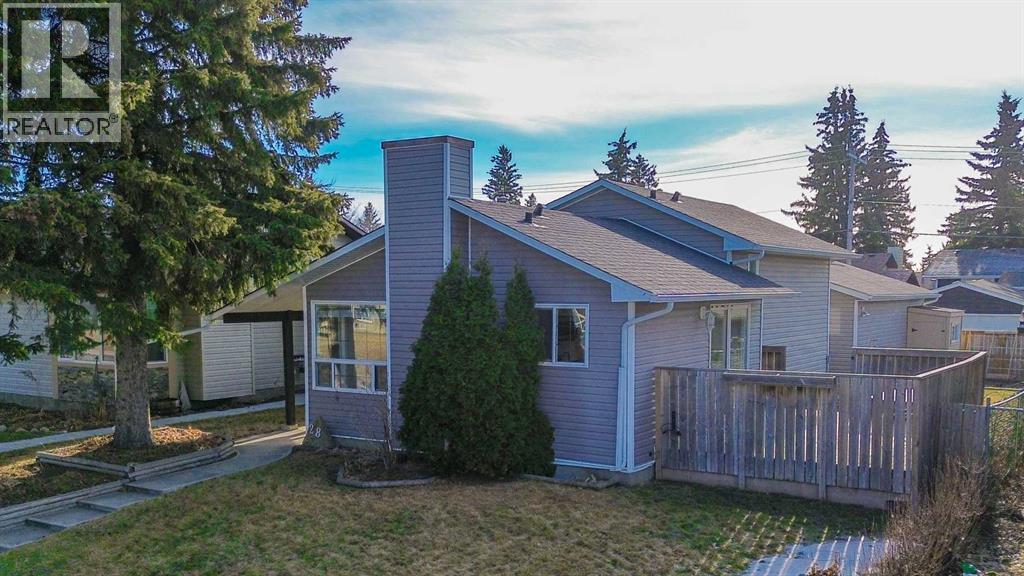 House for Sale in 28 Castleridge Crescent NE|Calgary, Alberta T3J1N7 2