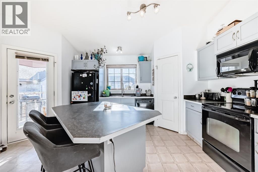 Row / Townhouse for Sale in 205, 27 Everridge Square SW|Calgary, Alberta T2Y5J7