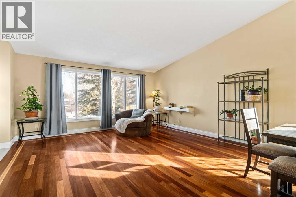 House for Sale in 1343 Berkley Drive NW|Calgary, Alberta T3K1T4 2