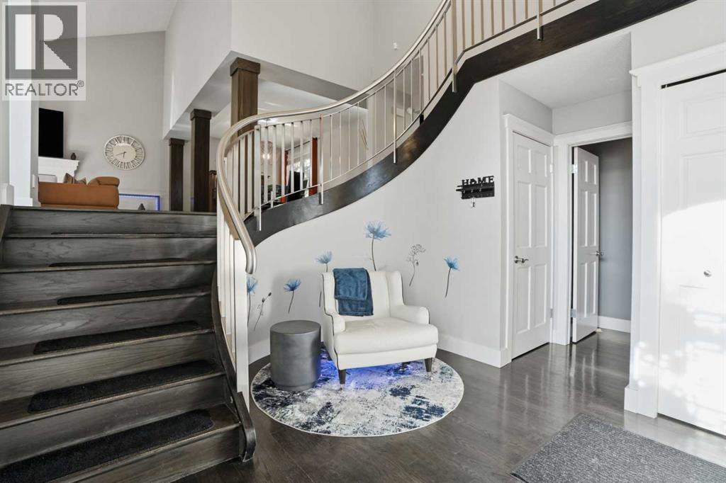 House for Sale in 311 Coach Light Bay SW|Calgary, Alberta T3H1X3 4