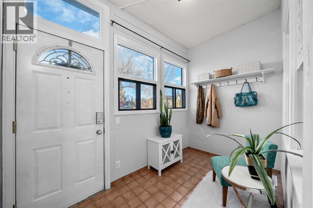 House for Sale in 207 31 Avenue NW|Calgary, Alberta T2M2P3 3