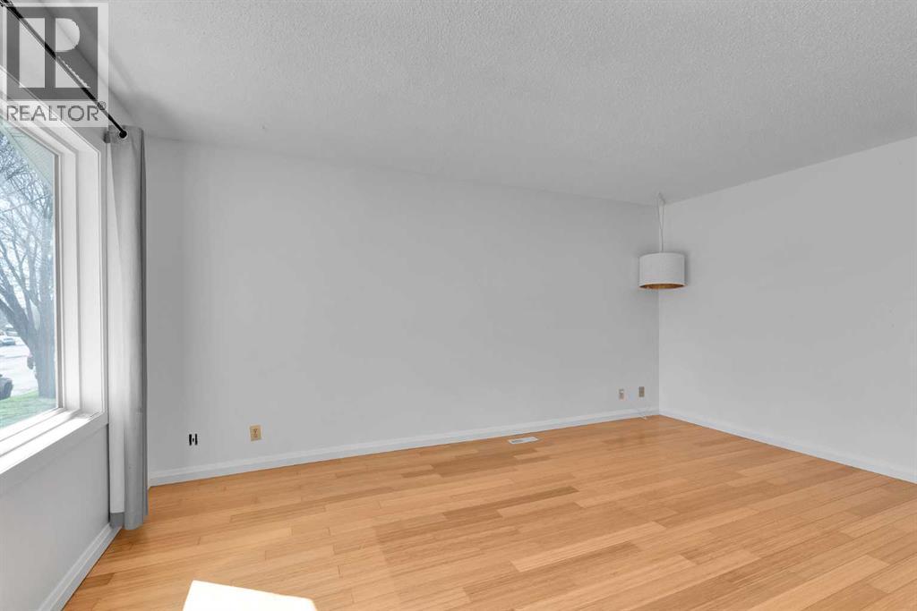 House for Sale in 4056 44 Avenue NE|Calgary, Alberta T1Y5X9 4