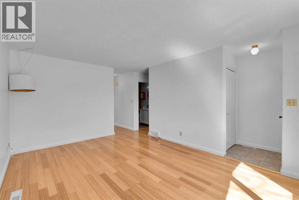 House for Sale in 4056 44 Avenue NE|Calgary, Alberta T1Y5X9 5