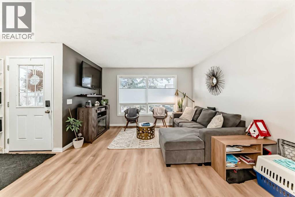 Row / Townhouse for Sale in 21 Woodfern Road SW|Calgary, Alberta T2W4Y4 5