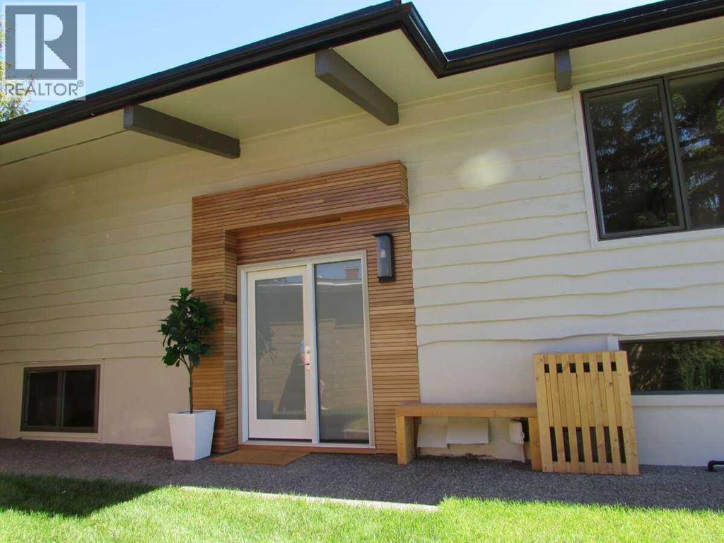 House for Sale in 2724 Crawford Road NW|Calgary, Alberta T2L1E1 4