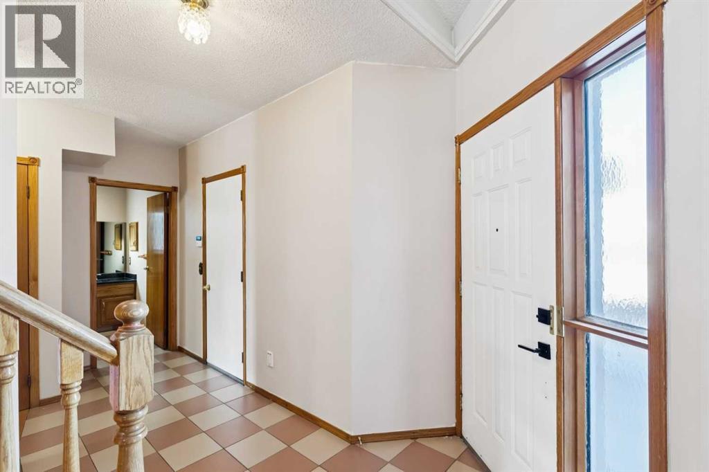 House for Sale in 2203 Sirocco Drive SW|Calgary, Alberta T3H2T9 2