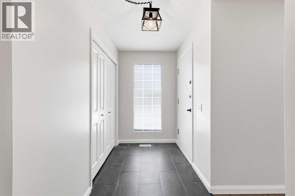 House for Sale in 5031 Vienna Drive NW|Calgary, Alberta T3A0W8 3