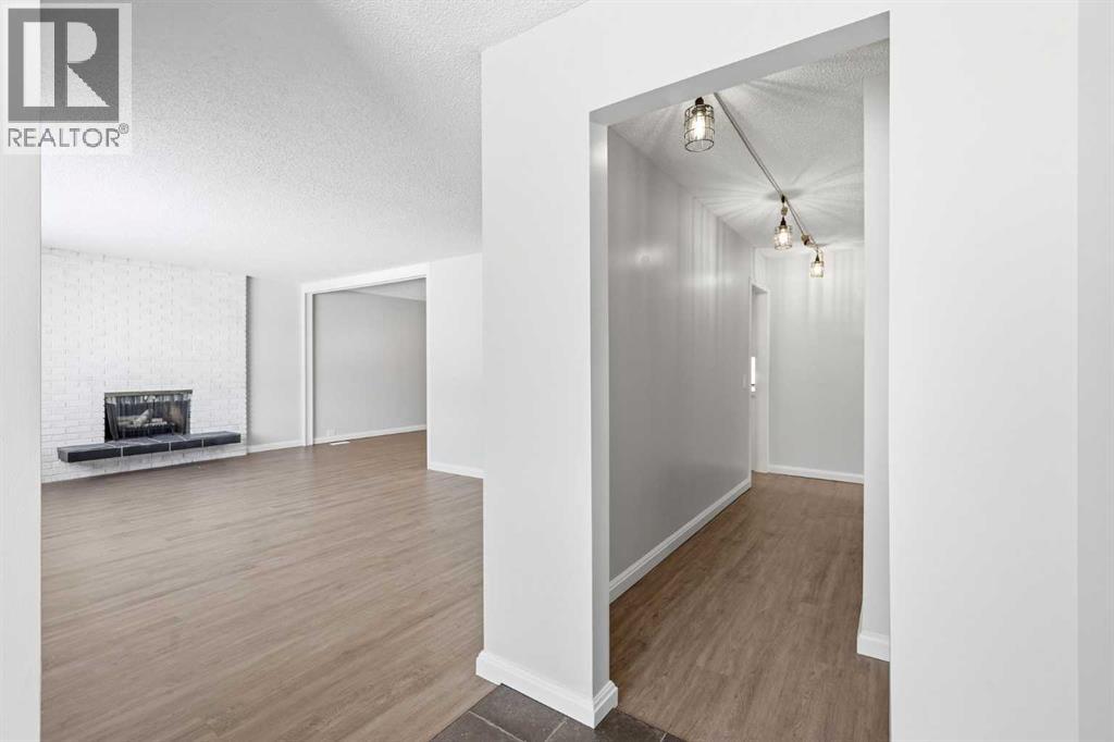 House for Sale in 5031 Vienna Drive NW|Calgary, Alberta T3A0W8 4