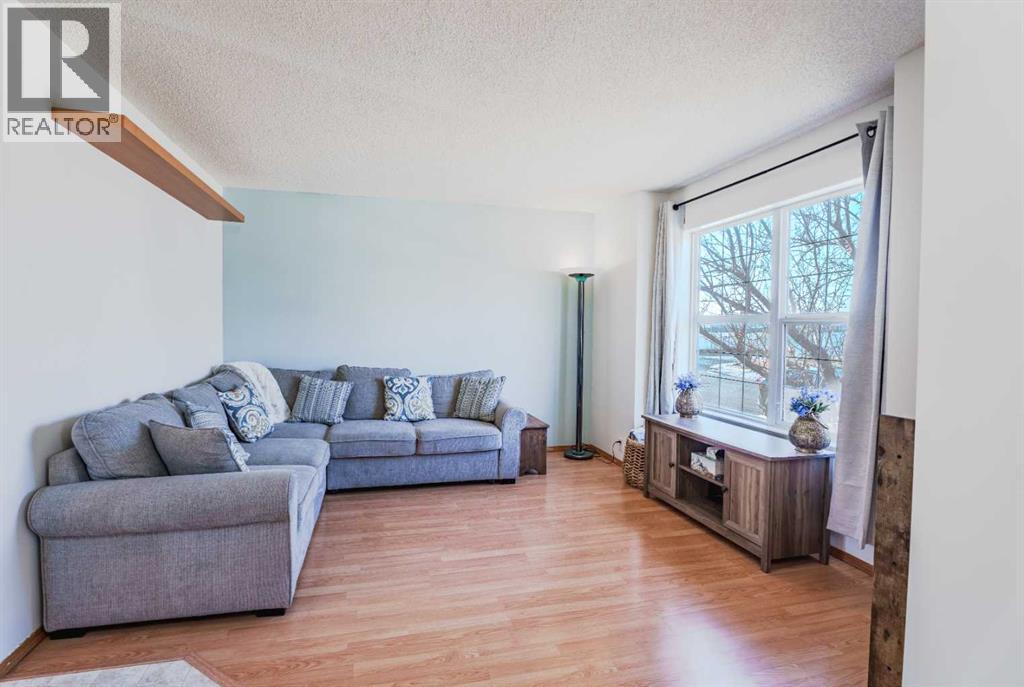 House for Sale in 68 Bridleridge Gardens SW|Calgary, Alberta T2Y4C9 4