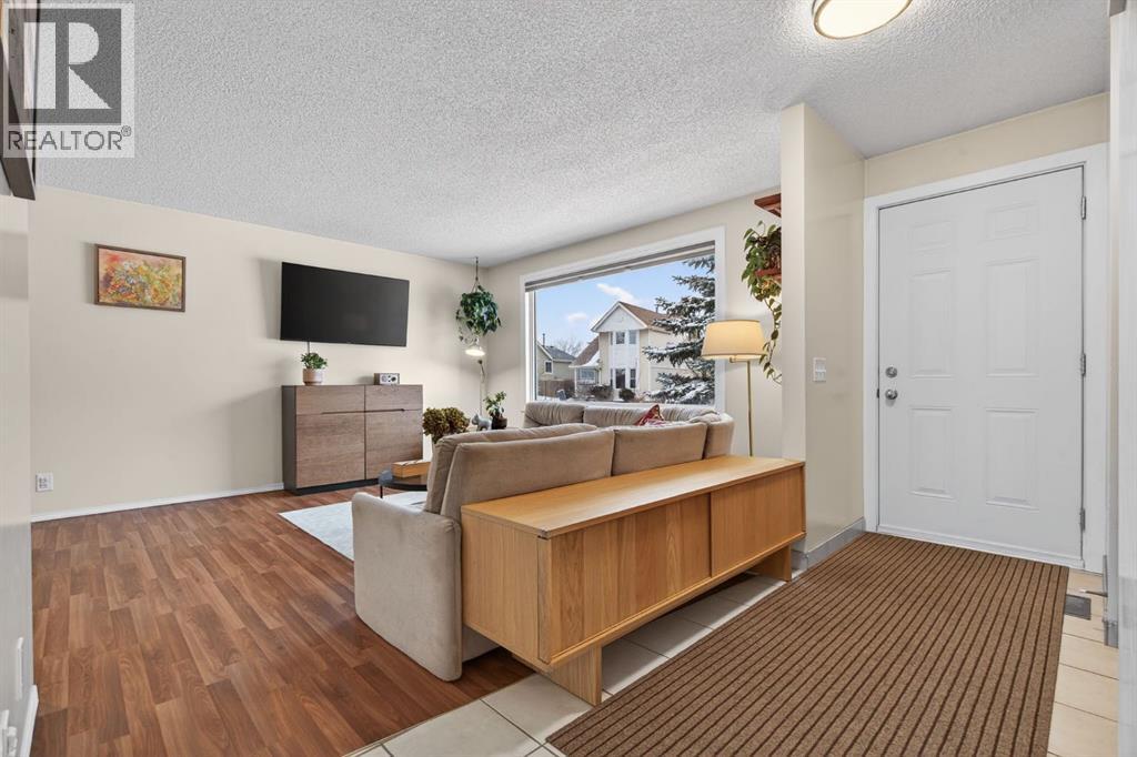 House for Sale in 151 Erin Park Close SE|Calgary, Alberta T2B2V6 4