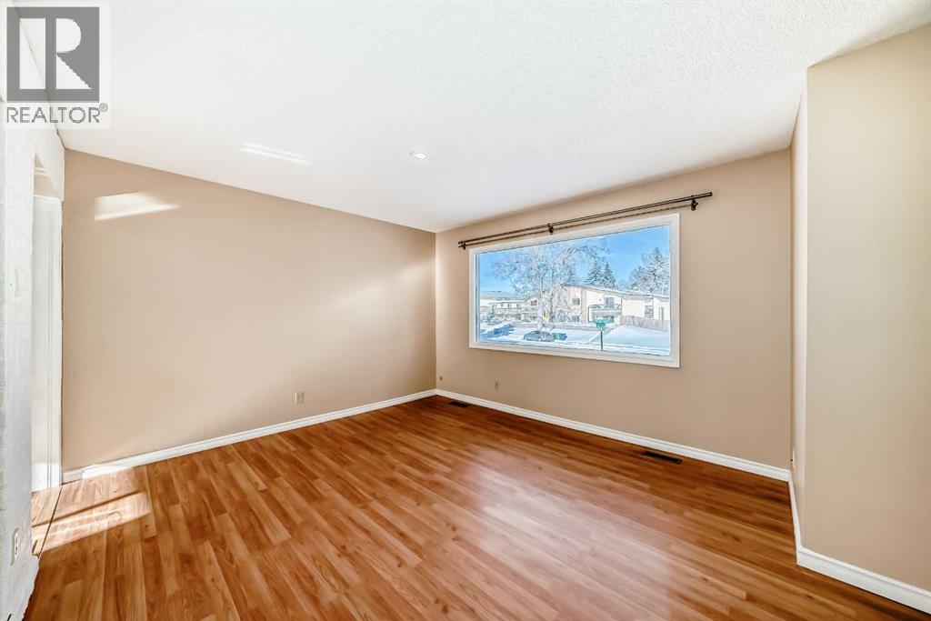 Duplex for Sale in 172 Pinehill Road NE|Calgary, Alberta T1Y2C4 5