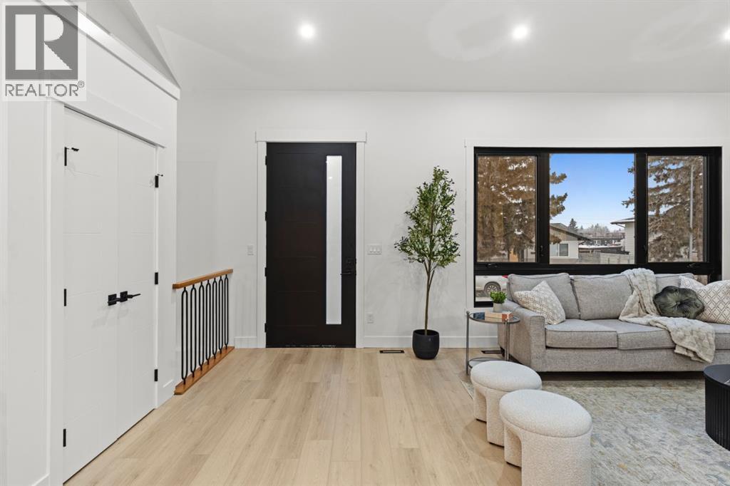 House for Sale in 27 Glacier Drive SW|Calgary, Alberta T3E5A2 3