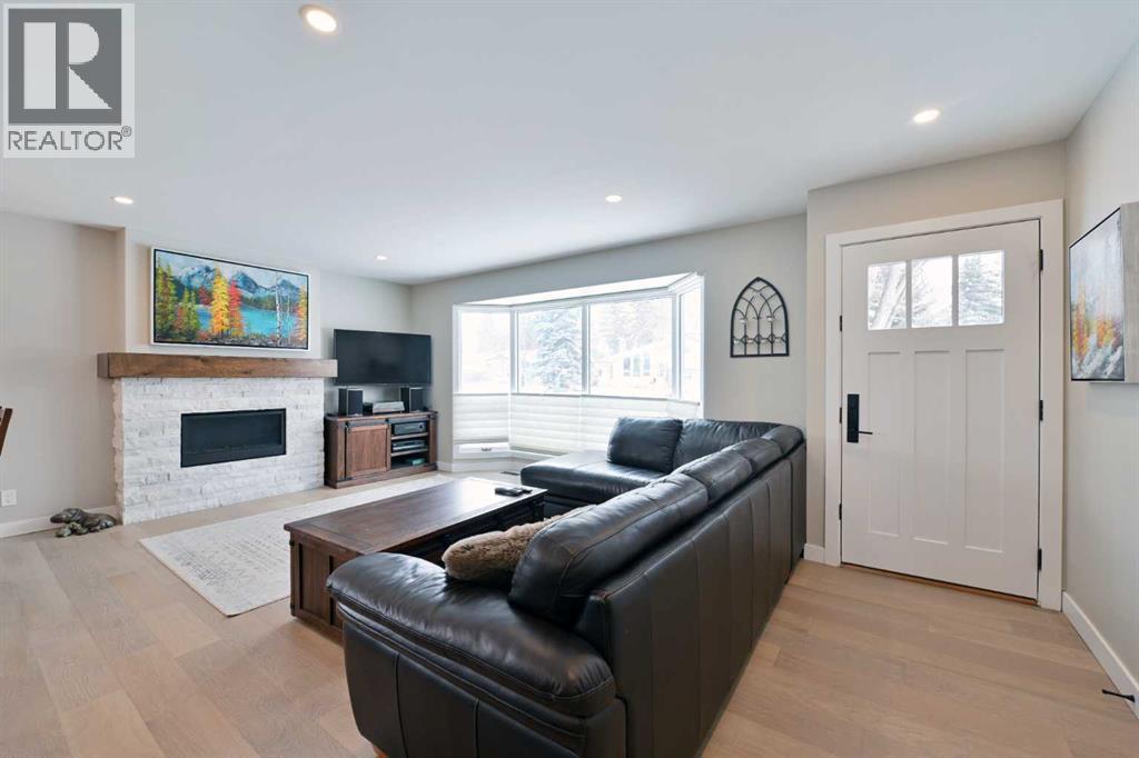 House for Sale in 6427 Lombardy Crescent SW|Calgary, Alberta T3E5R4 4