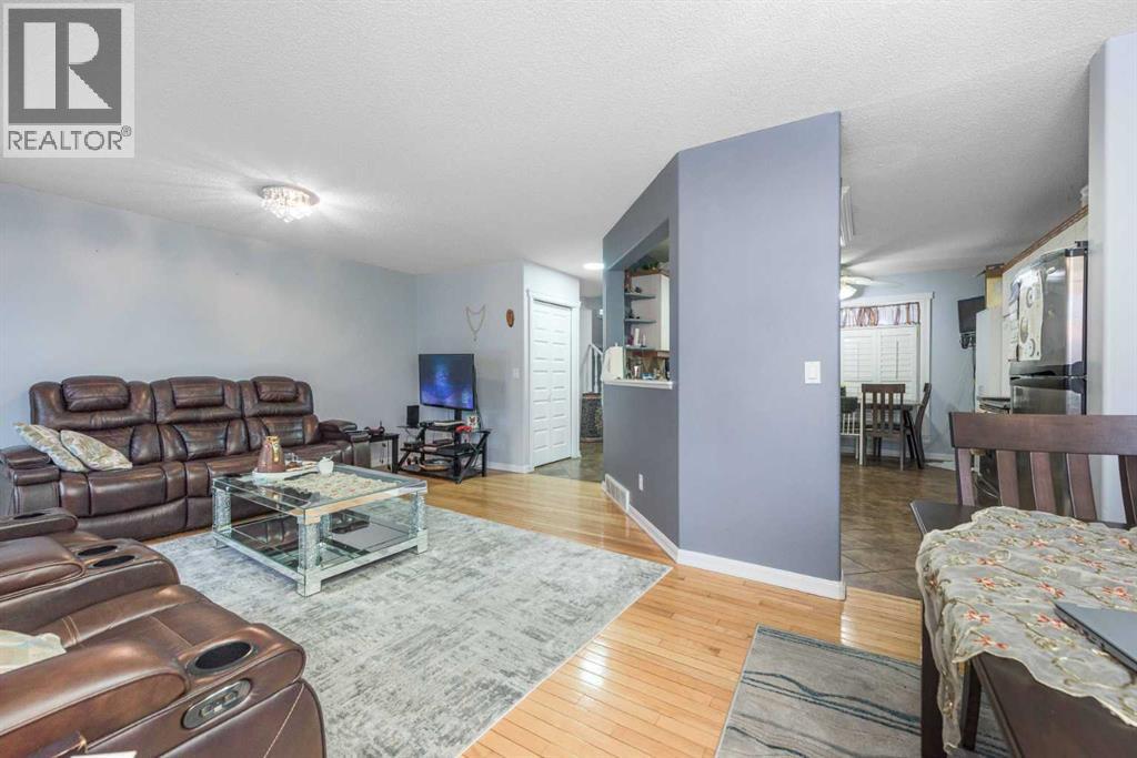 House for Sale in 3810 Catalina Boulevard NE|Calgary, Alberta T1Y6Y3 5