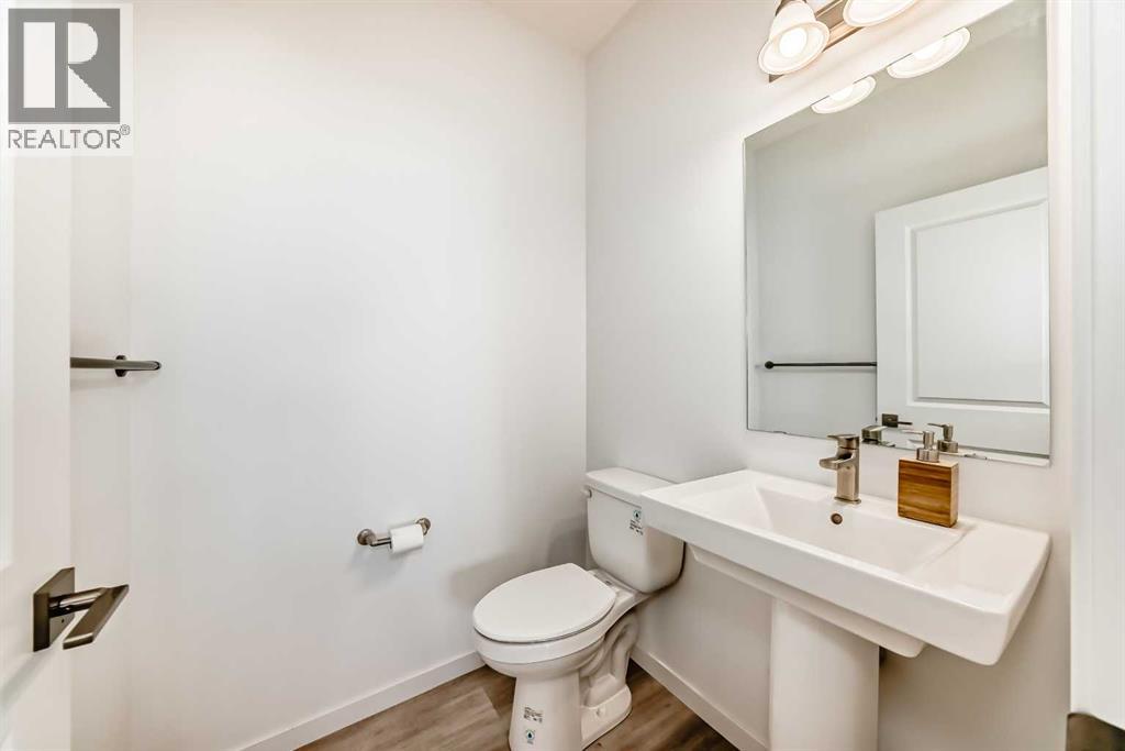 House for Sale in 289 Crestmont Drive SW|Calgary, Alberta T3B6G9 3