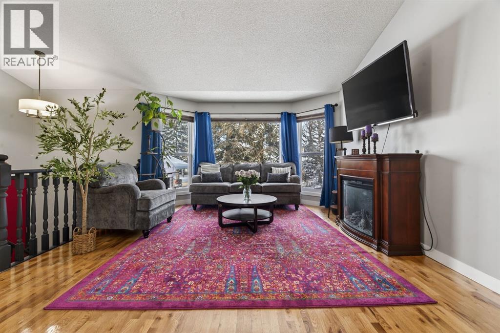 House for Sale in 57 Shannon Circle SW|Calgary, Alberta T2Y2K4 2