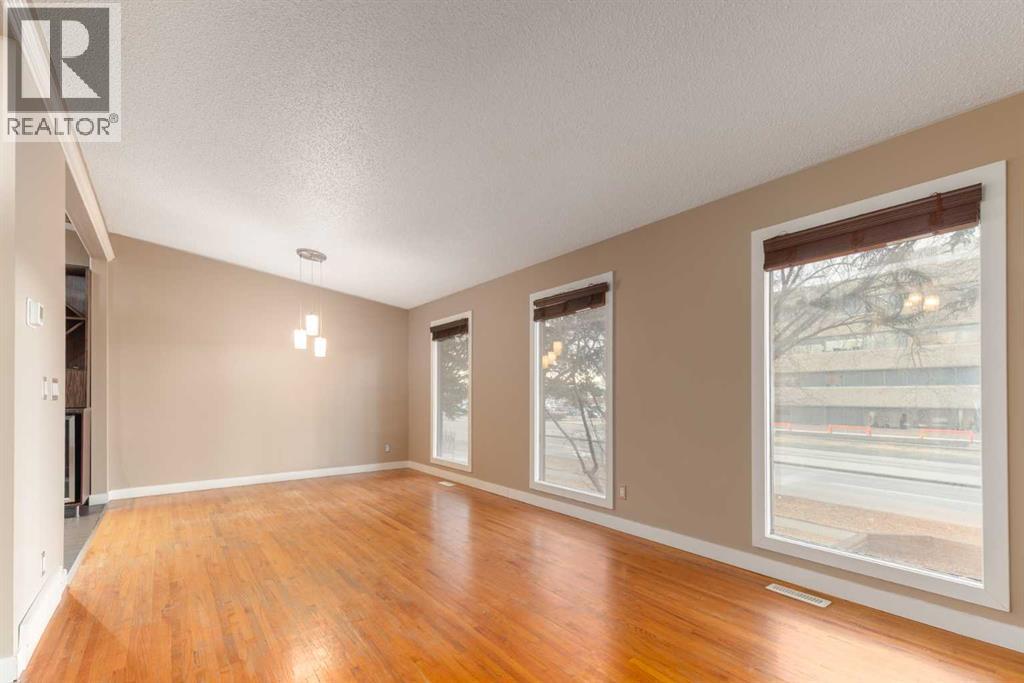 House for Sale in 4936 40 Avenue NW|Calgary, Alberta T3A0X2 2