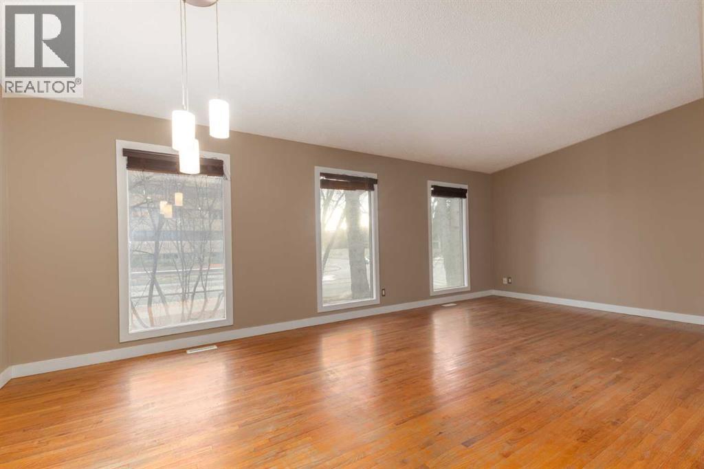 House for Sale in 4936 40 Avenue NW|Calgary, Alberta T3A0X2 3