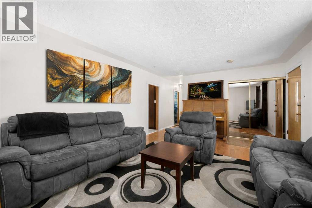 House for Sale in 2219 41 Street SE|Calgary, Alberta T2B1C8 5