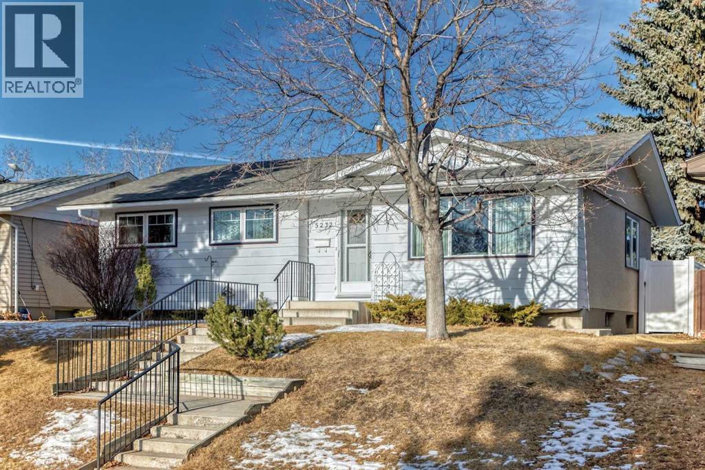 House for Sale in 5232 44 Avenue NW|Calgary, Alberta T3A0L8 2